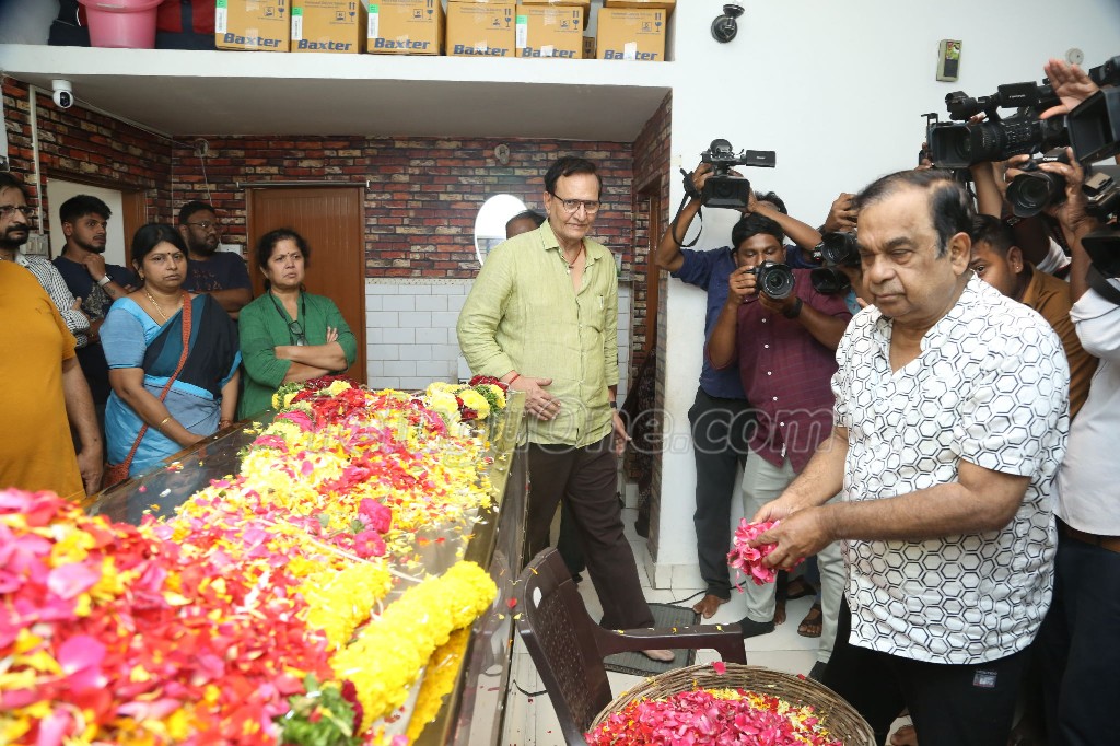 Celebs Pay Homage to Chandra Mohan Photos